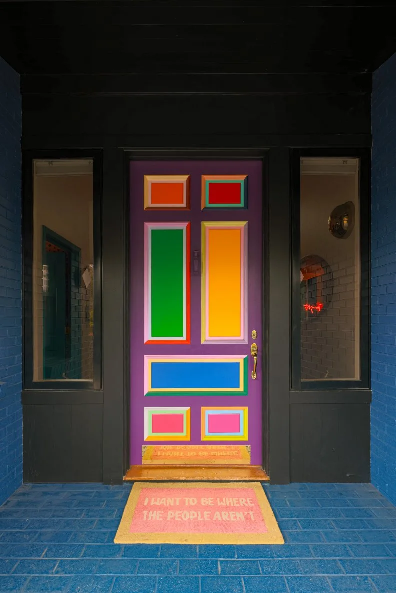 Visit HGTV for an inspiring tour of the beautiful San Diego home of polychromatic artist Jenna Pilant.