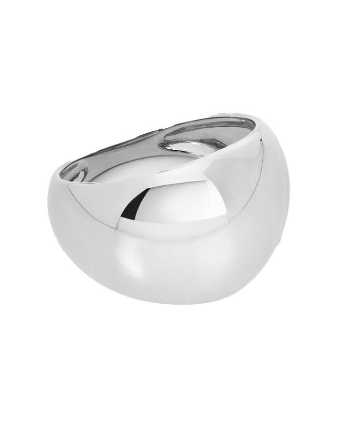 Monica Vinader decorated the Ring