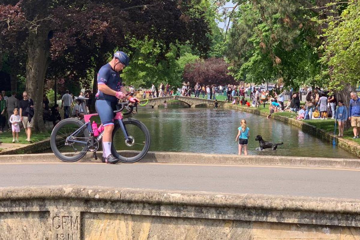 The beautiful Bourton-on-the-Water is very popular with tourists. But the residents feel that they no longer have the opportunity to enter their village.