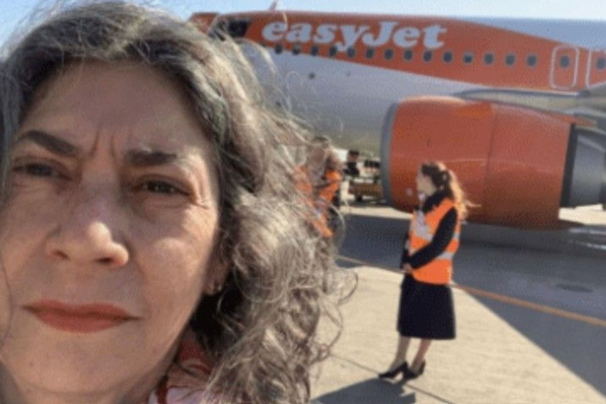 The picture shows Eliana in this selfie. He looks angry in front of the Easyjet plane