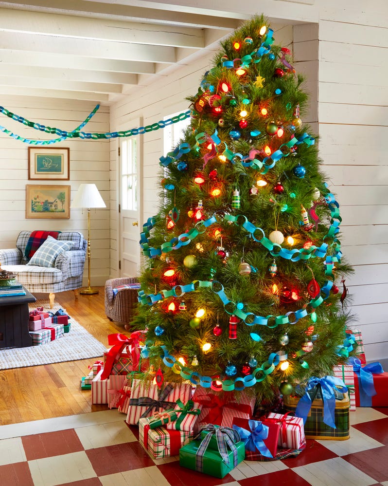 Christmas tree with paper chain wreath and nostalgic decorations